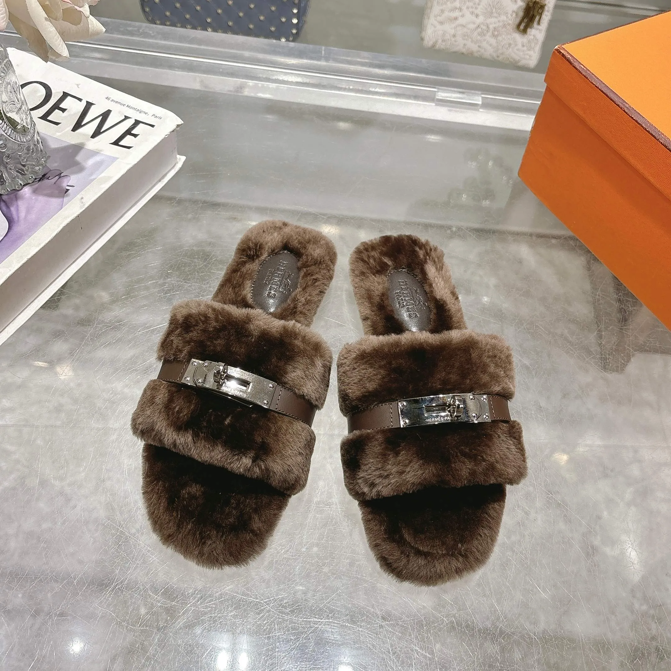 👟👟Ex-factory price 500👟👟 Purchasing agent level Hermes Hermès second uncle hair slippers are in stock all year round. 2025 new and new colors official website, Xiaohongshu synchronizes the latest color matching Hermès hot models are hot online, upgraded workmanship, high quality! Fashionable small wool H-trailers, autumn and winter style flat-soled wool mop, can be customized without standard, non-refundable and non-exchangeable. Fabric: Imported lamb's roll real wool. Lining: Imported lamb's roll real wool. Outsole: Genuine leather outsole. Size: 35-43, [Note: 41, 42, 43 customized]